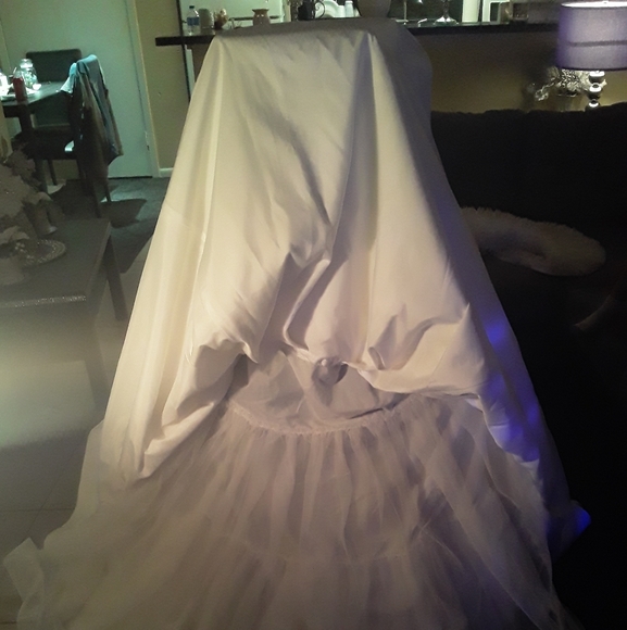 Brand new wedding dress - Picture 3 of 7